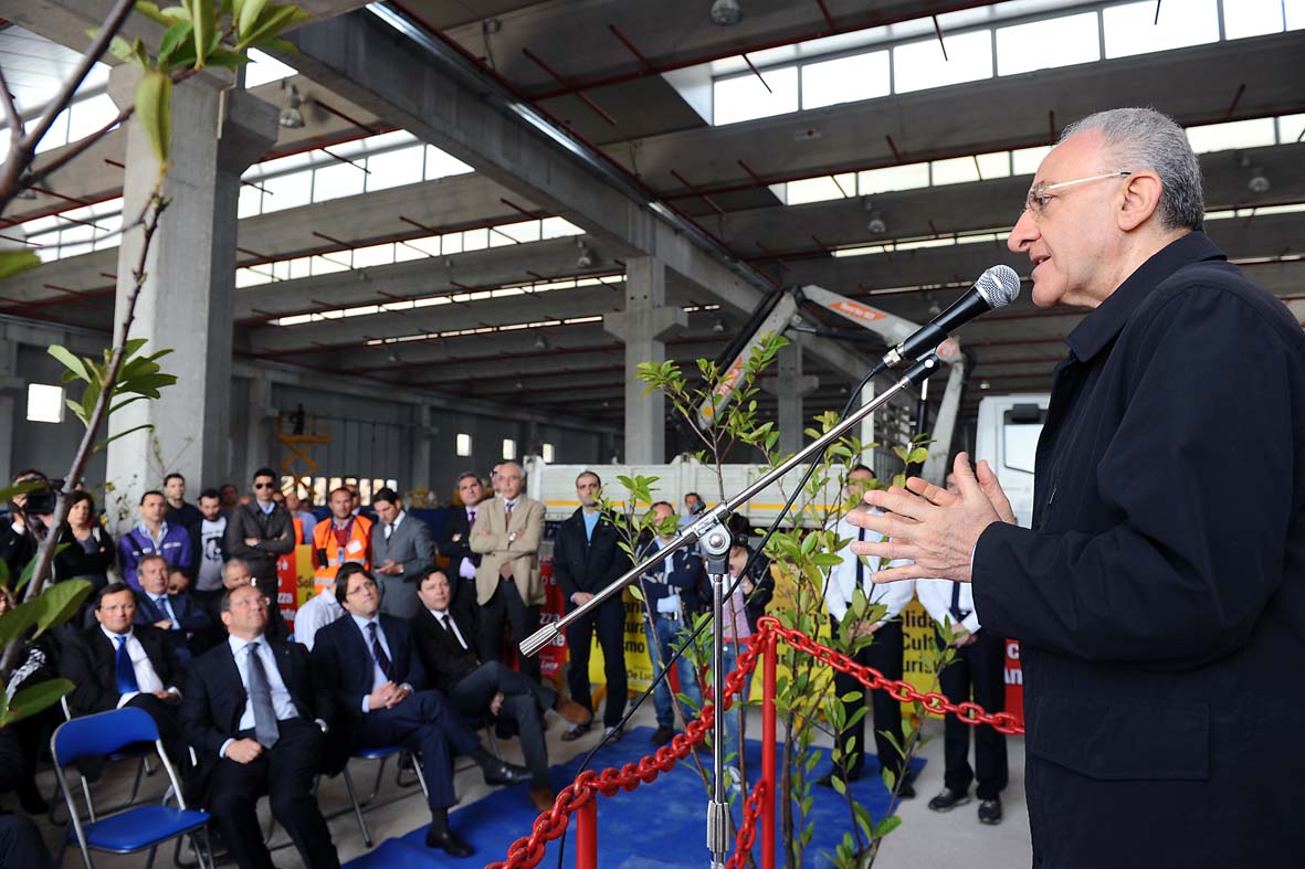  Il Sindaco De Luca in visita al porto commerciale, 12 aprile 2011
