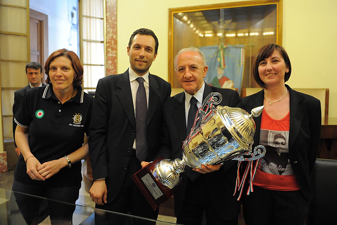   Il Sindaco De Luca riceve le campionesse d'Italia di pallamano della ITC Ceramiche Salerno, Salone del Gonfalone, 31 maggio 2010 
