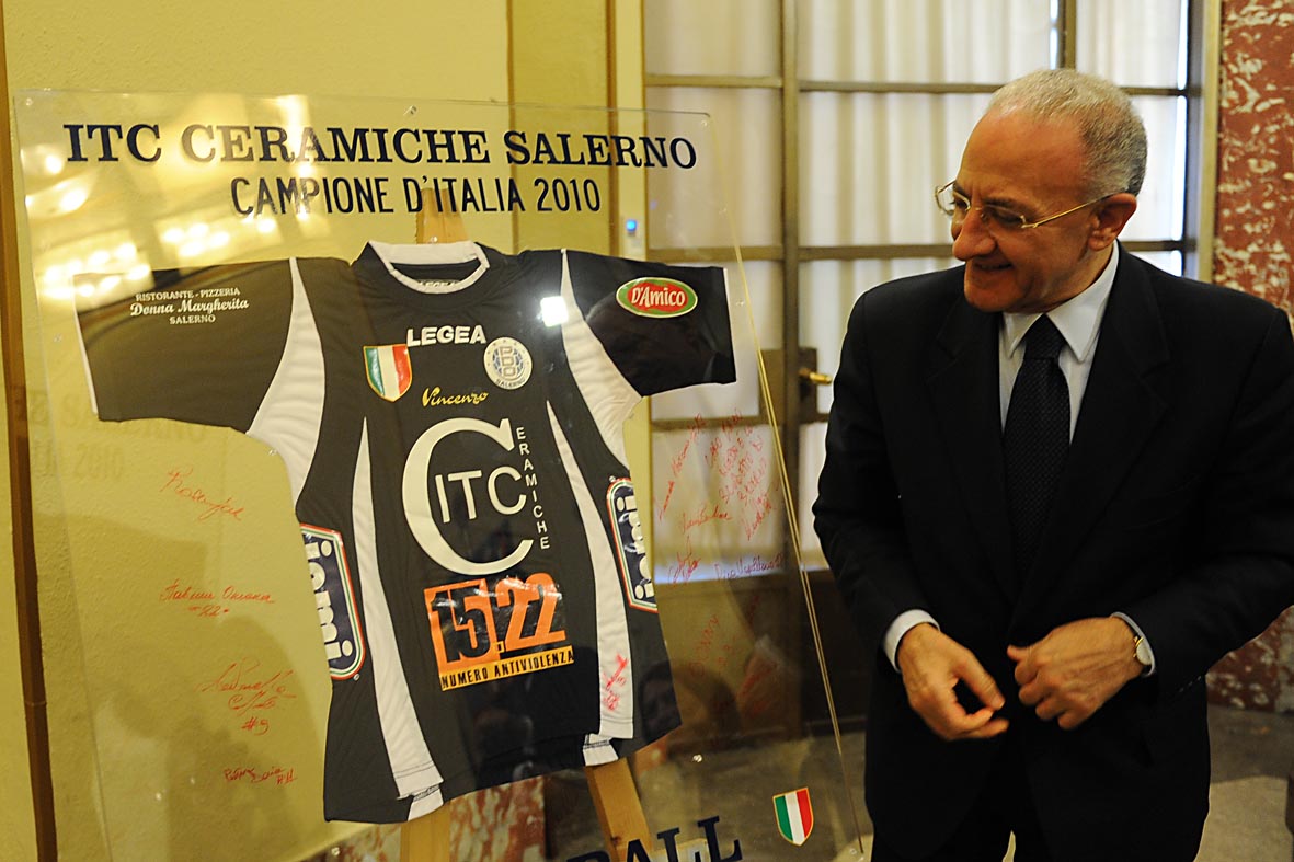   Il Sindaco De Luca riceve le campionesse d'Italia di pallamano della ITC Ceramiche Salerno, Salone del Gonfalone, 31 maggio 2010 
