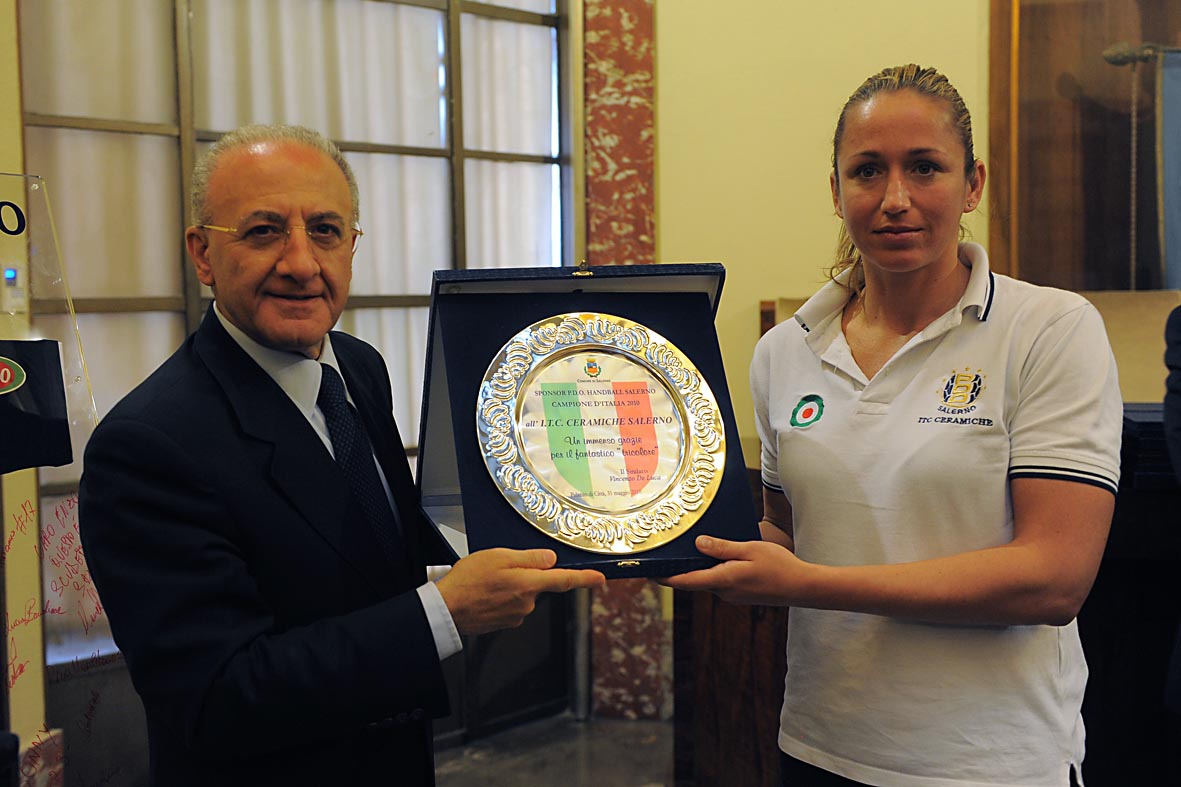  Il Sindaco De Luca riceve le campionesse d'Italia di pallamano della ITC Ceramiche Salerno, Salone del Gonfalone, 31 maggio 2010 
