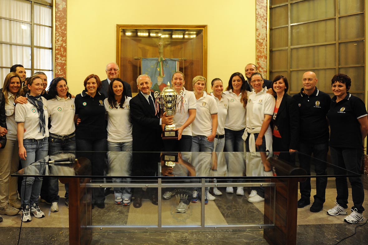   Il Sindaco De Luca riceve le campionesse d'Italia di pallamano della ITC Ceramiche Salerno, Salone del Gonfalone, 31 maggio 2010 
