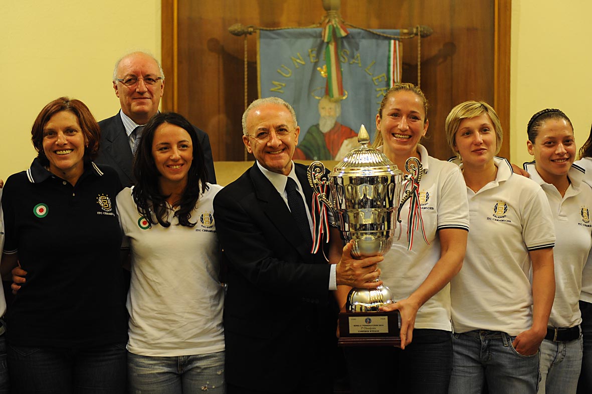   Il Sindaco De Luca riceve le campionesse d'Italia di pallamano della ITC Ceramiche Salerno, Salone del Gonfalone, 31 maggio 2010 
