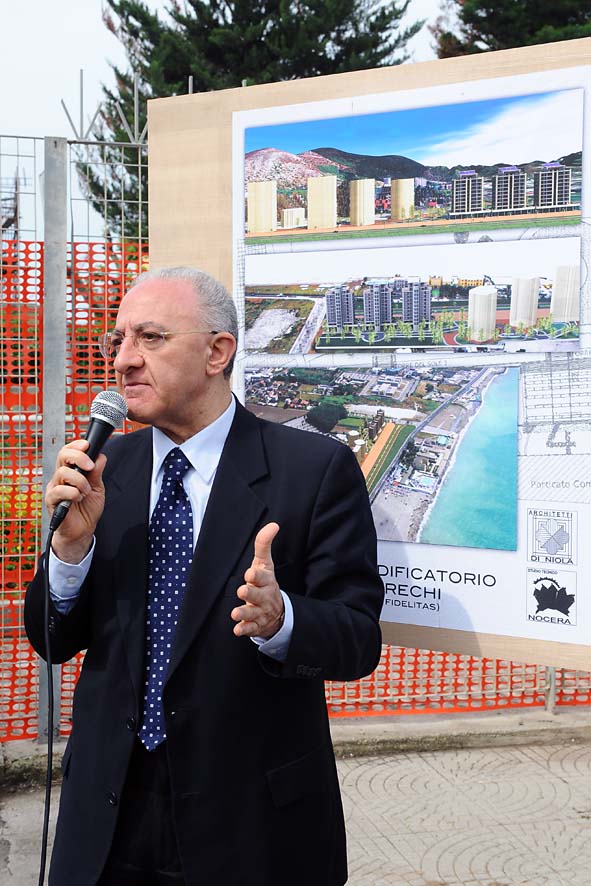   Demolizione in via Allende e inizio lavori nuova Litoranea Orientale con il Sindaco De Luca. Salerno, 2 maggio 2011
