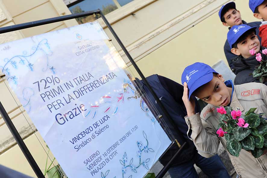   Con il 72% Salerno  il primo capoluogo dItalia per la raccolta differenziata. Il Sindaco festeggia con gli alunni delle scuole cittadine l'importante traguardo raggiunto. 16 ottobre 2009
