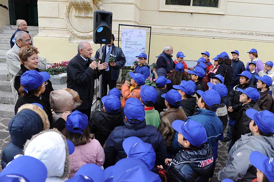   Con il 72% Salerno  il primo capoluogo dItalia per la raccolta differenziata. Il Sindaco festeggia con gli alunni delle scuole cittadine l'importante traguardo raggiunto. 16 ottobre 2009
