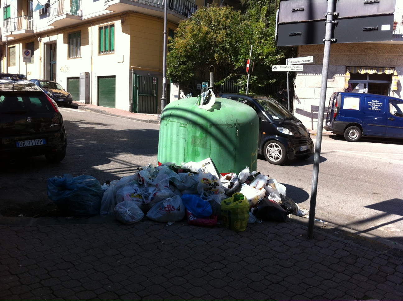   Campana di vetro in via Vernieri trasformata in una discarica
