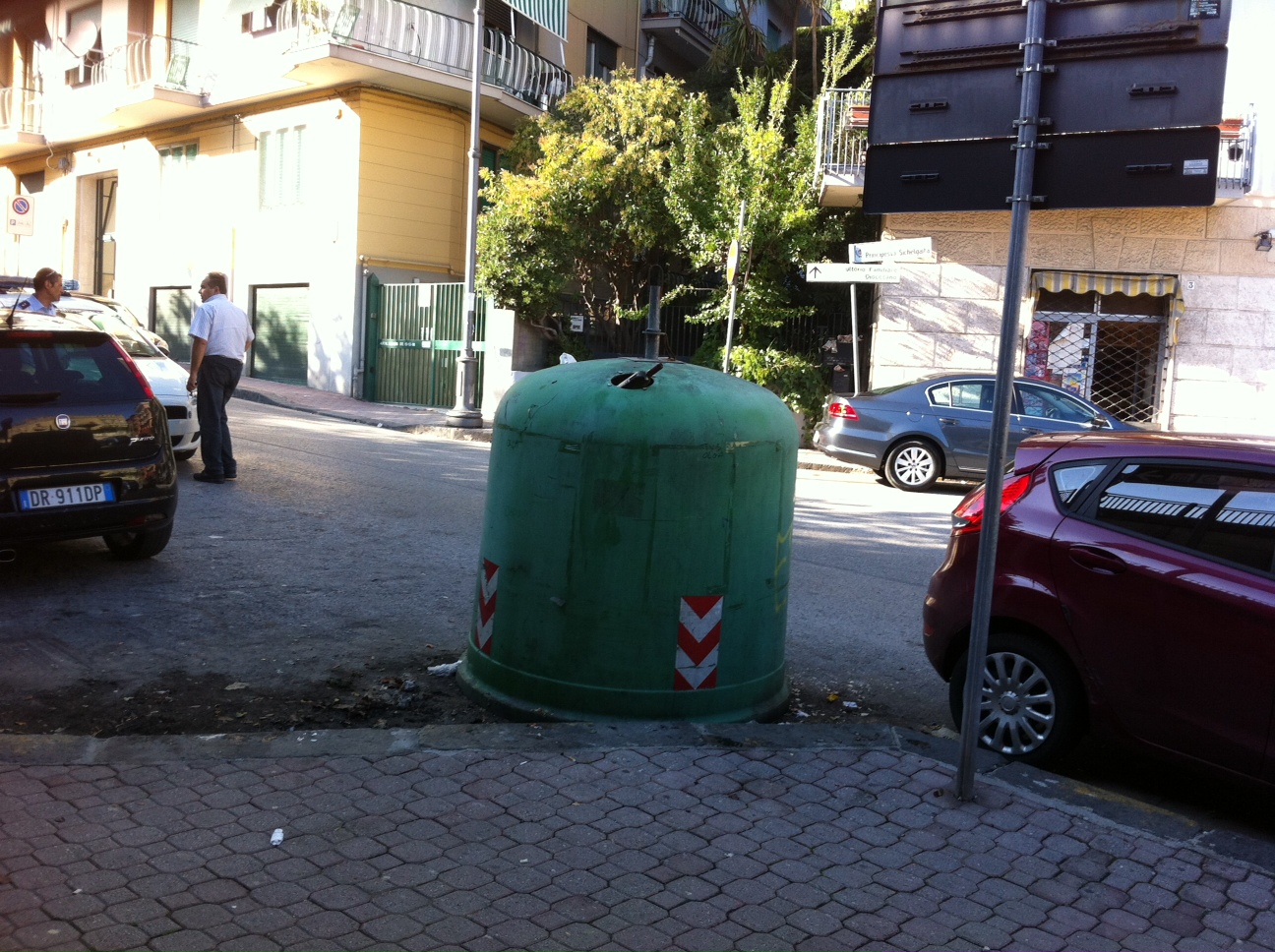   Campana di vetro in via Vernieri trasformata in una discarica
