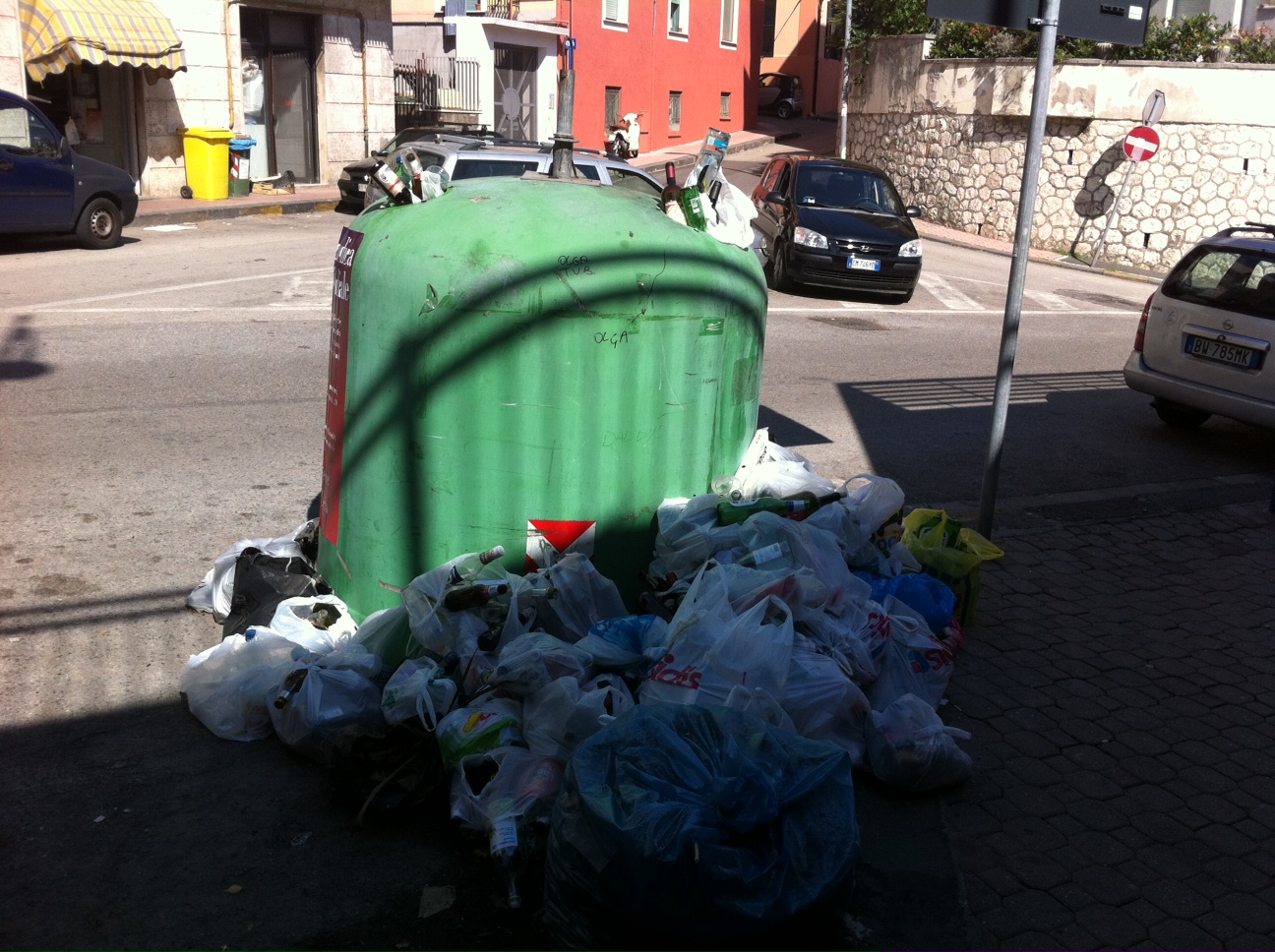   Campana di vetro in via Vernieri trasformata in una discarica
