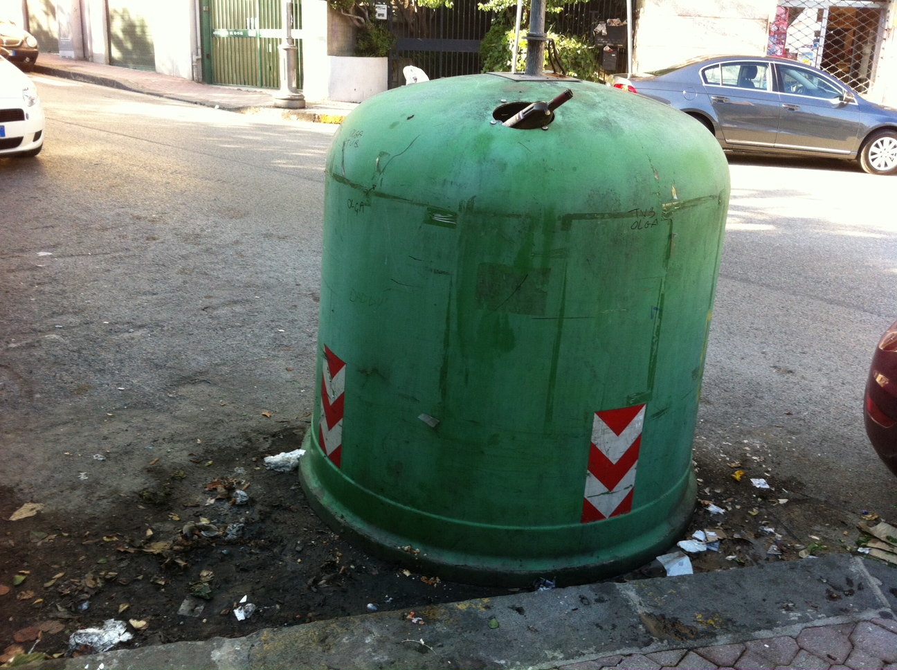   Campana di vetro in via Vernieri trasformata in una discarica
