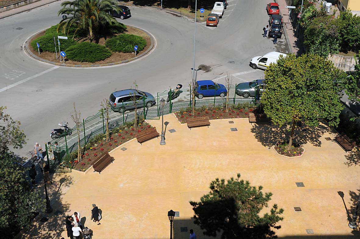   Il Sindaco De Luca inaugura i Giardini in Via dei Mille. Salerno, 29 aprile 2010
