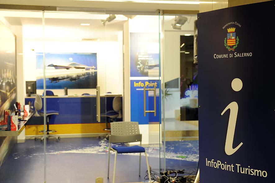   Il Sindaco De Luca inaugura l'Info Point Turistico "Galleria Capitol". Salerno, 4 febbraio 2011
