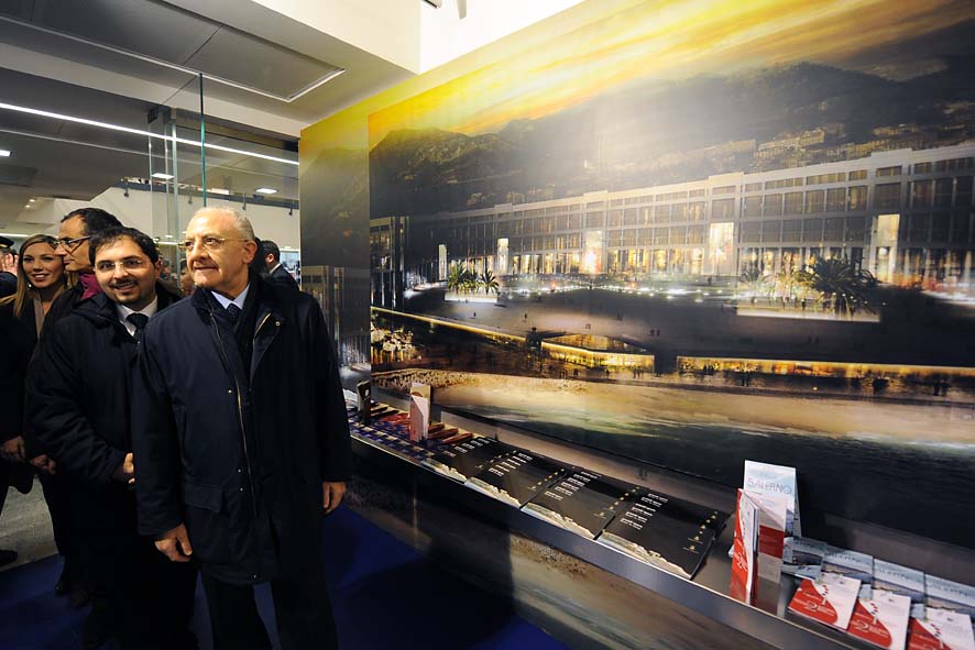   Il Sindaco De Luca inaugura l'Info Point Turistico "Galleria Capitol". Salerno, 4 febbraio 2011
