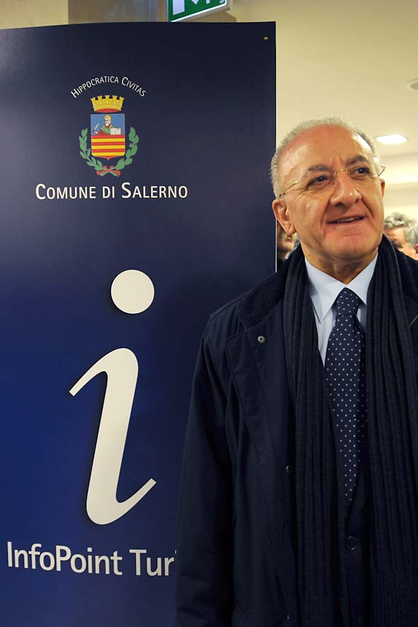   Il Sindaco De Luca inaugura l'Info Point Turistico "Galleria Capitol". Salerno, 4 febbraio 2011
