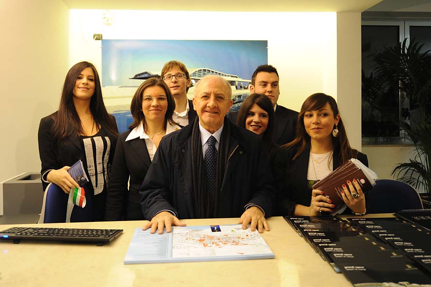   Il Sindaco De Luca inaugura l'Info Point Turistico "Galleria Capitol". Salerno, 4 febbraio 2011
