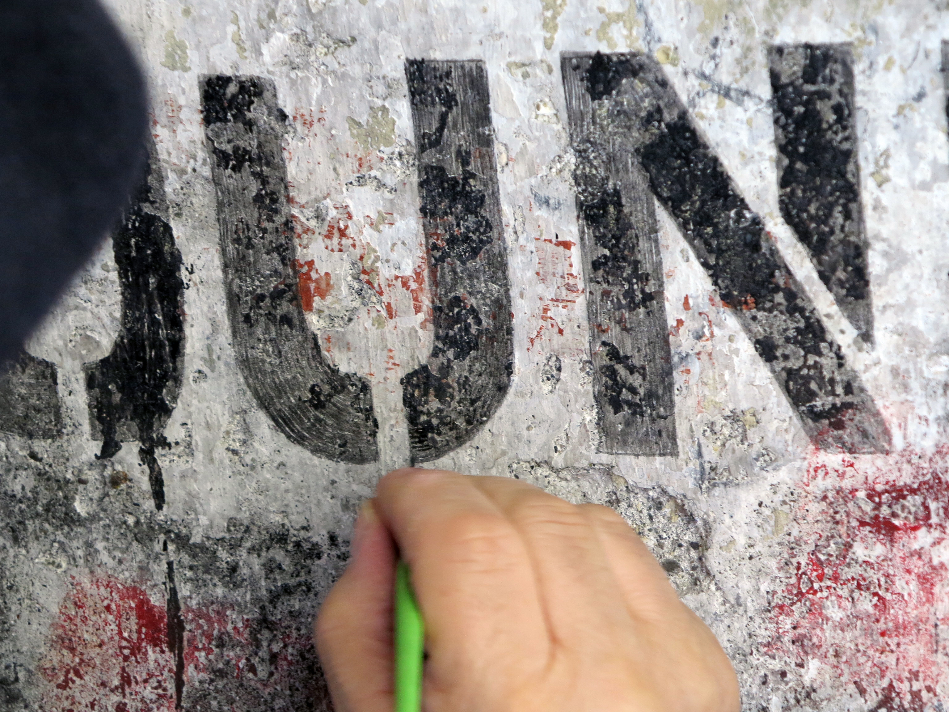   Restaurata la scritta murale Out of Bounds nel centro storico cittadino
