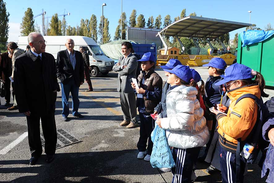   Con il 72% Salerno  il primo capoluogo dItalia per la raccolta differenziata. Il Sindaco festeggia l'importante traguardo raggiunto con gli alunni delle scuole cittadine all'Isola ecologica Arechi. 16 ottobre 2009
