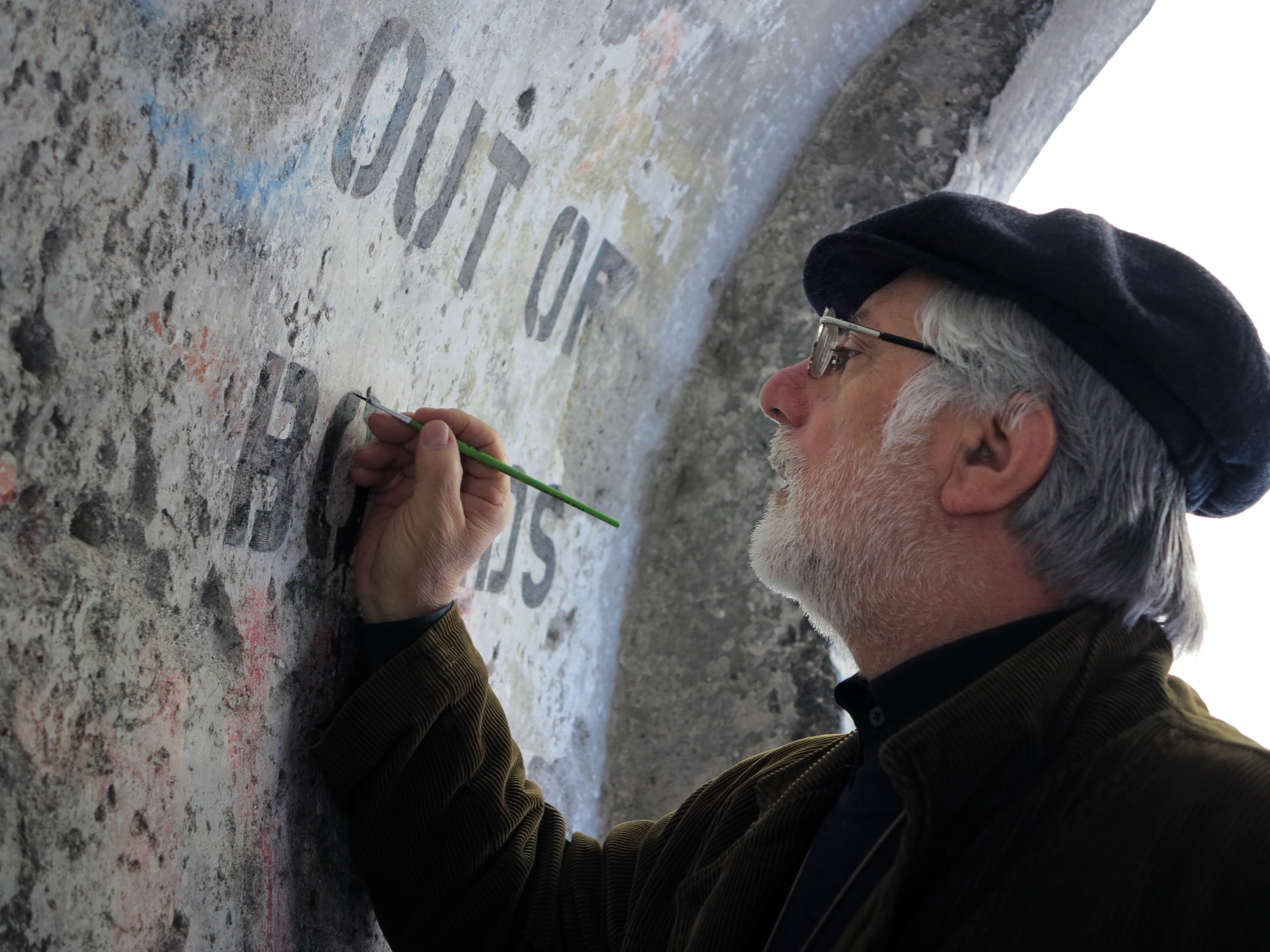   Restaurata la scritta murale Out of Bounds nel centro storico cittadino
