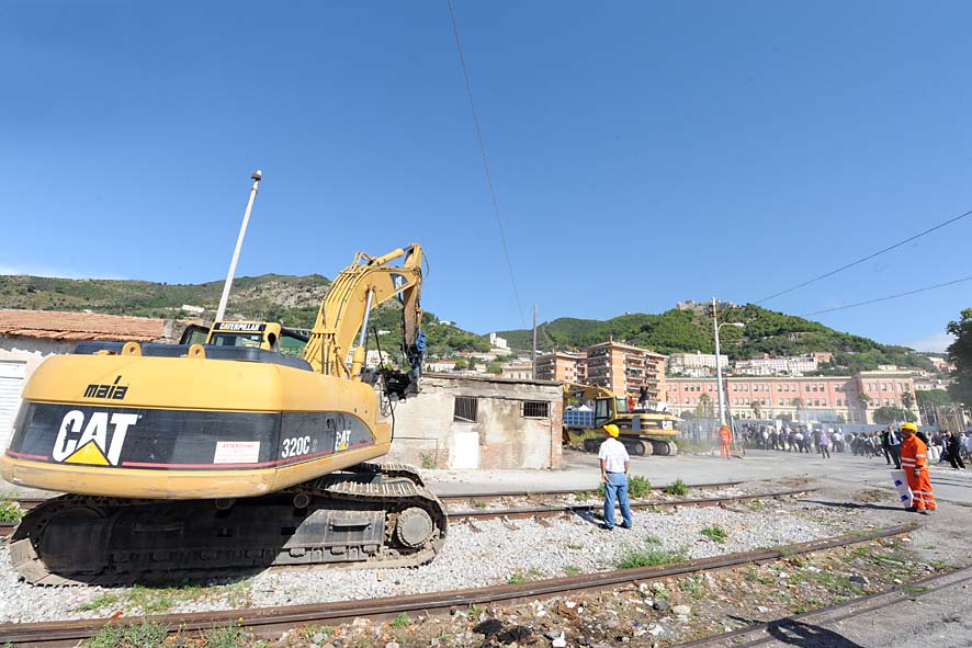   Piazza della Liberta'. Il Sindaco di Salerno Vincenzo De Luca da' il via ai lavori per la realizzazione dell'opera. Salerno, 17 settembre 2009

