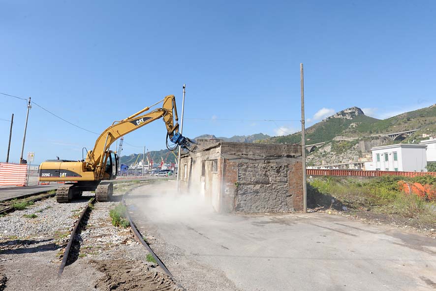   Piazza della Liberta'. Il Sindaco di Salerno Vincenzo De Luca da' il via ai lavori per la realizzazione dell'opera. Salerno, 17 settembre 2009
