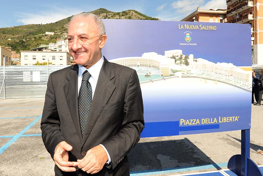   Piazza della Liberta'. Il Sindaco di Salerno Vincenzo De Luca da' il via ai lavori per la realizzazione dell'opera. Salerno, 17 settembre 2009
