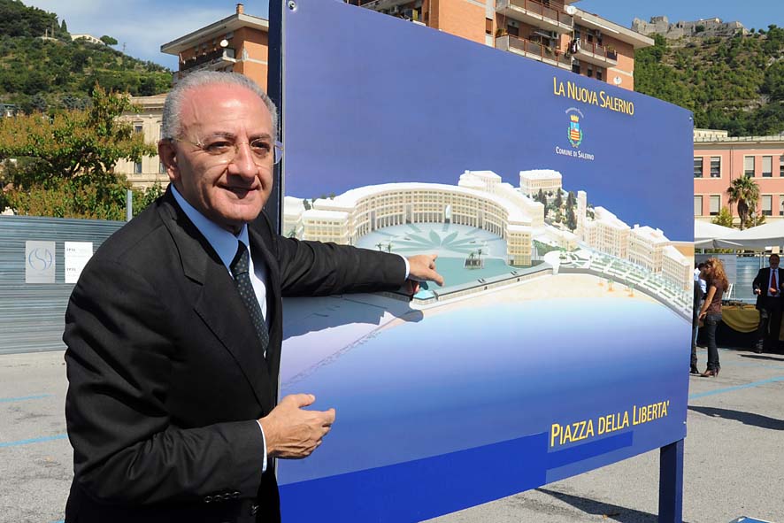   Piazza della Liberta'. Il Sindaco di Salerno Vincenzo De Luca da' il via ai lavori per la realizzazione dell'opera. Salerno, 17 settembre 2009
