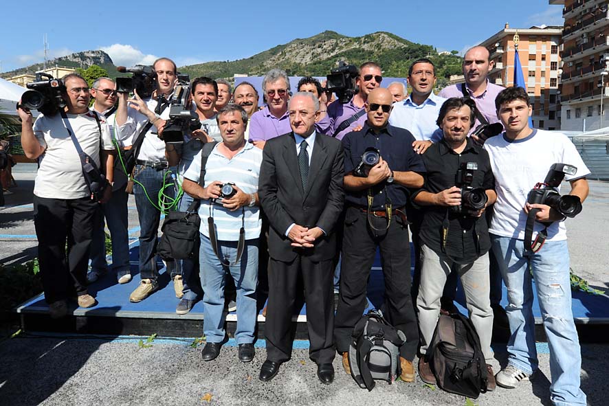   Piazza della Liberta'. Il Sindaco di Salerno Vincenzo De Luca da' il via ai lavori per la realizzazione dell'opera, alla presenza della stampa. Salerno, 17 settembre 2009
