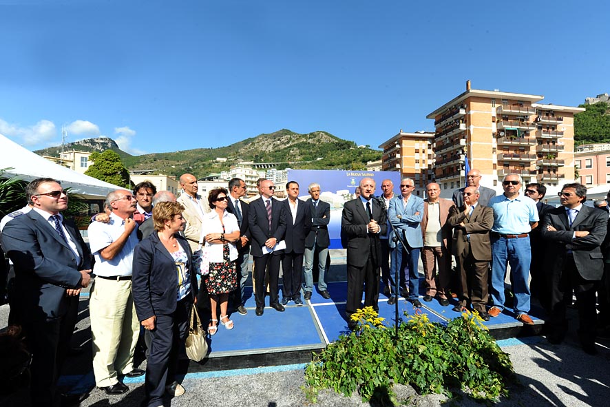   Piazza della Liberta'. Il Sindaco di Salerno Vincenzo De Luca da' il via ai lavori per la realizzazione dell'opera, accompagnato dal Consiglio Comunale. Salerno, 17 settembre 2009
