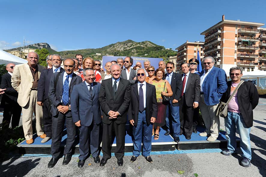   Piazza della Liberta'. Il Sindaco di Salerno Vincenzo De Luca da' il via ai lavori per la realizzazione dell'opera, accompagnato dai dirigenti del Comune di Salerno. 17 settembre 2009
