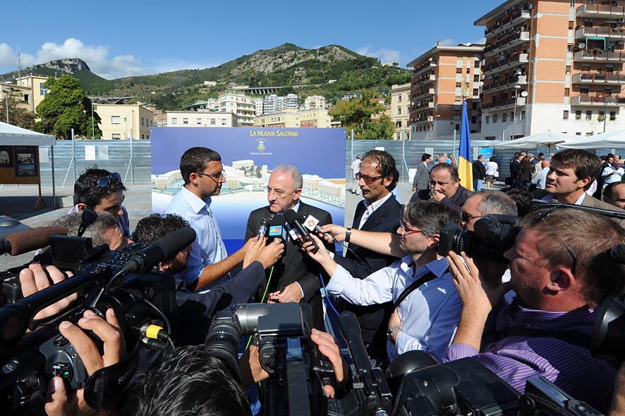   Piazza della Liberta'. Il Sindaco di Salerno Vincenzo De Luca da' il via ai lavori per la realizzazione dell'opera. Salerno, 17 settembre 2009
