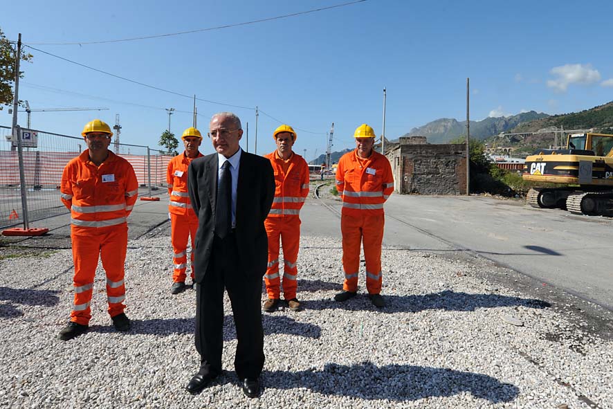   Piazza della Liberta'. Il Sindaco di Salerno Vincenzo De Luca da' il via ai lavori per la realizzazione dell'opera. Salerno, 17 settembre 2009
