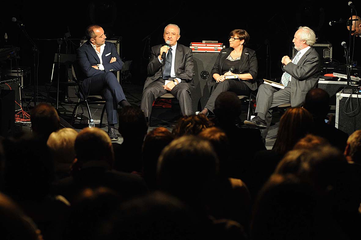   Il Sindaco De Luca alla presentazione del libro Il paradiso dei diavoli di Franco Di Mare 
