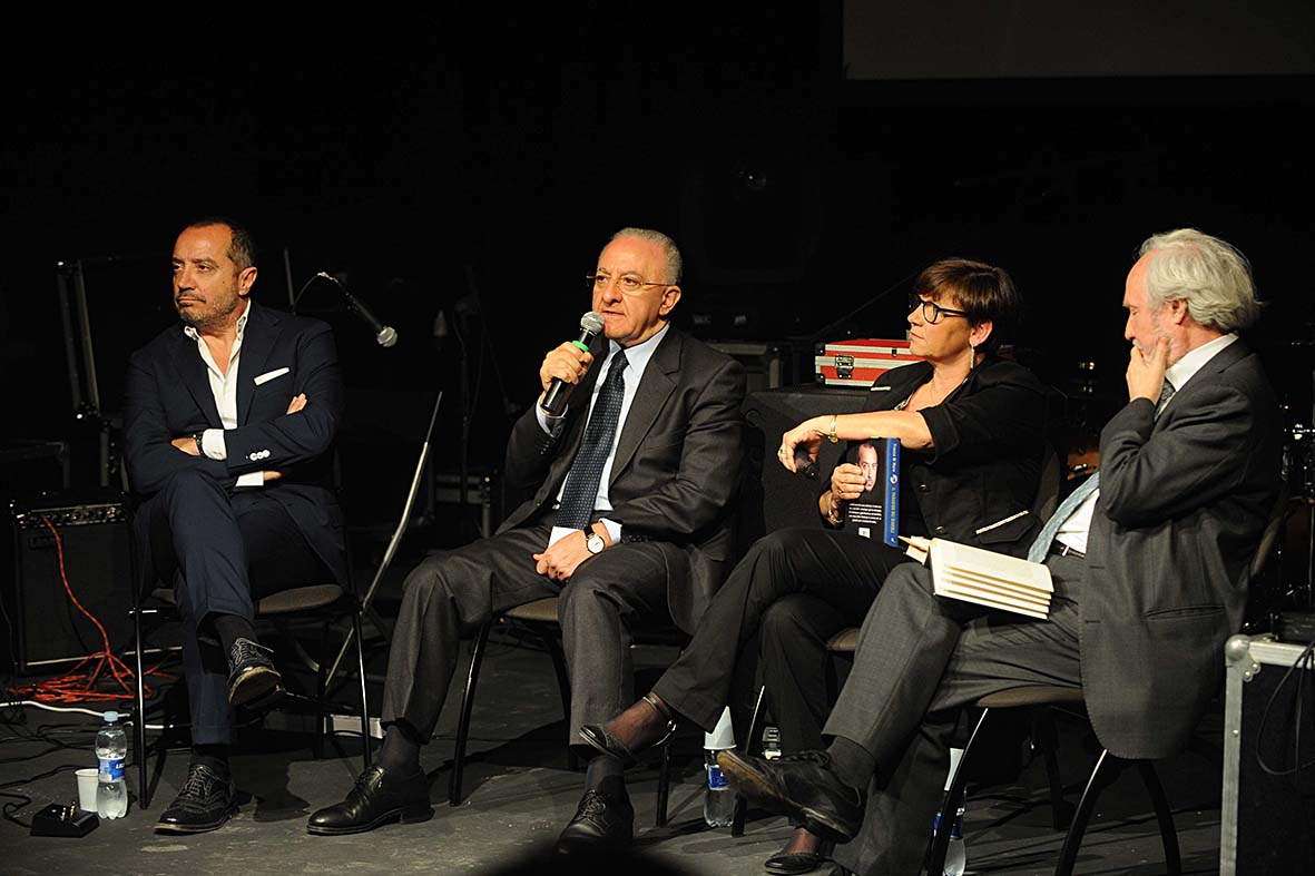   Il Sindaco De Luca alla presentazione del libro Il paradiso dei diavoli di Franco Di Mare 
