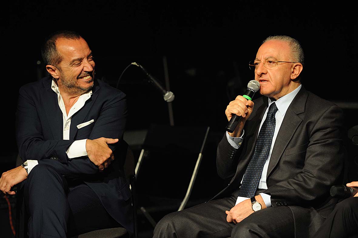   Il Sindaco De Luca alla presentazione del libro Il paradiso dei diavoli di Franco Di Mare 
