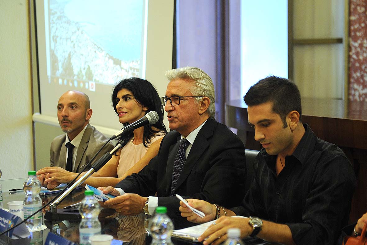  Presentato il libro "Il mare non e' acqua"
