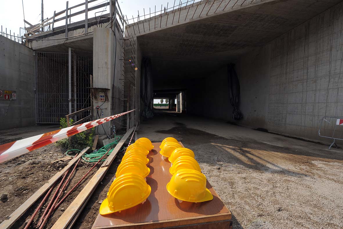   Completato lo sfondamento della massicciata ferroviaria della Lungoirno
