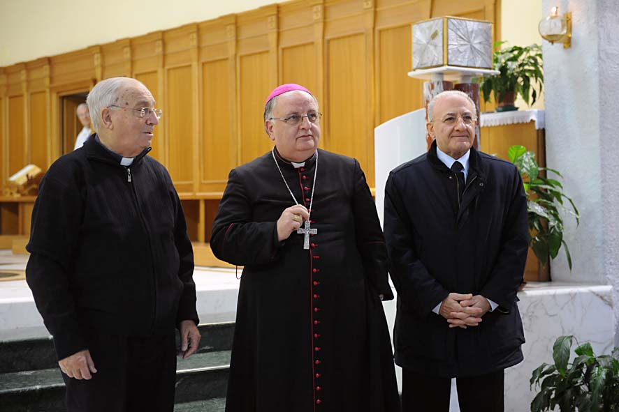   Il Sindaco De Luca nella Chiesa di Madonna di Fatima per la benedizione dei pannelli solari. Salerno, 4 dicembre 2011.
