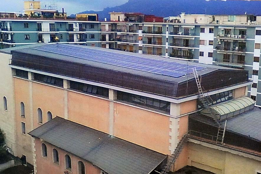   Il Sindaco De Luca nella Chiesa di Madonna di Fatima per la benedizione dei pannelli solari. Salerno, 4 dicembre 2011.
