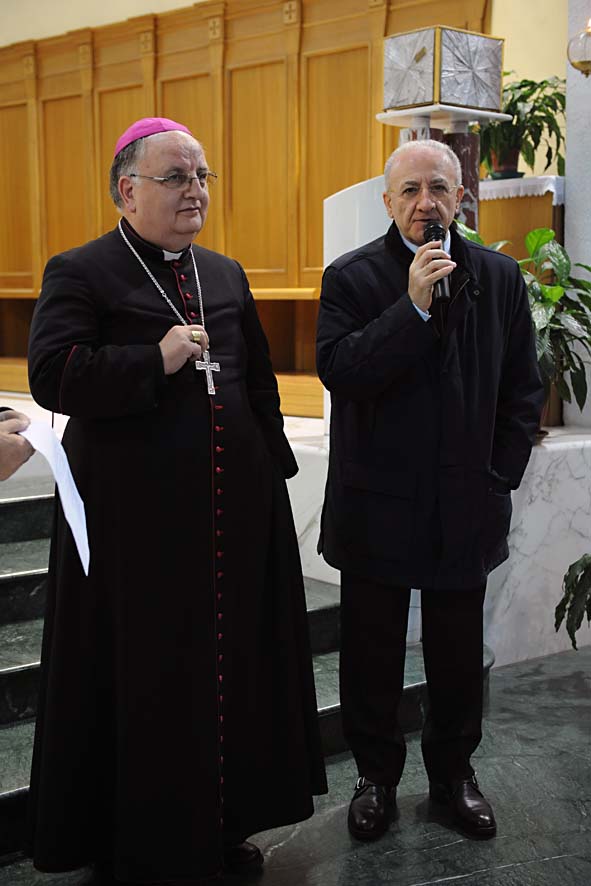   Il Sindaco De Luca nella Chiesa di Madonna di Fatima per la benedizione dei pannelli solari. Salerno, 4 dicembre 2011.

