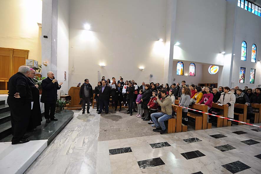   Il Sindaco De Luca nella Chiesa di Madonna di Fatima per la benedizione dei pannelli solari. Salerno, 4 dicembre 2011.
