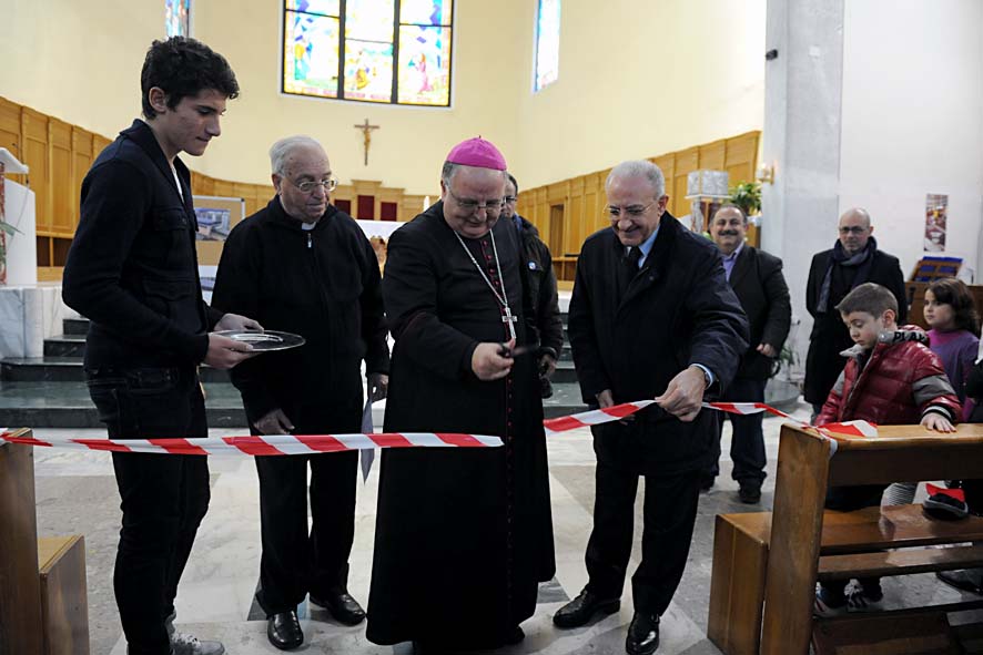   Il Sindaco De Luca nella Chiesa di Madonna di Fatima per la benedizione dei pannelli solari. Salerno, 4 dicembre 2011.
