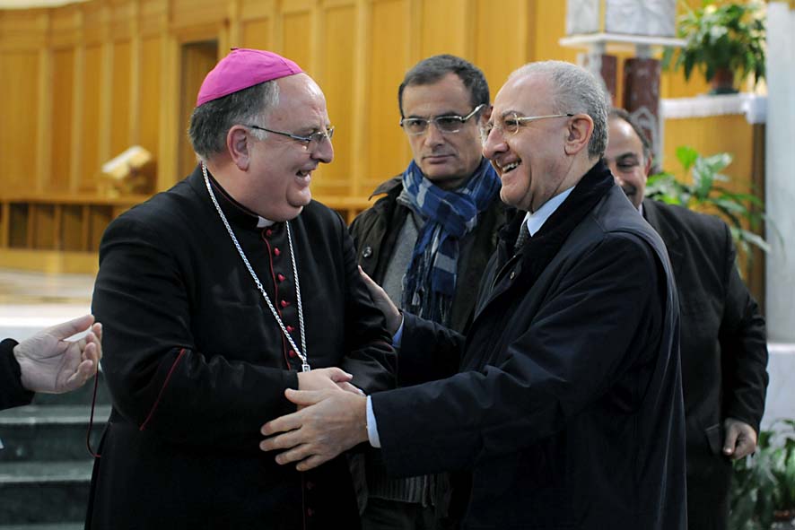   Il Sindaco De Luca nella Chiesa di Madonna di Fatima per la benedizione dei pannelli solari. Salerno, 4 dicembre 2011.
