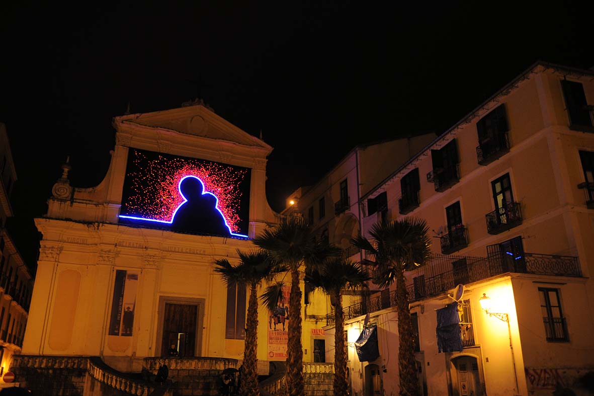   Una raffigurazione della Madonna col Bambino sulla facciata del Complesso di Santa Sofia
