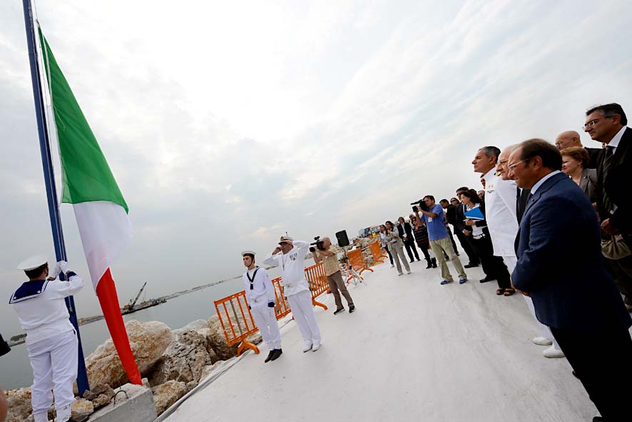   Marina d'Arechi: Cerimonia dell'Alzabandiera con il sindaco Vincenzo De Luca e il presidente Agostino Gallozzi. Salerno, 27 Settembre 2011.

