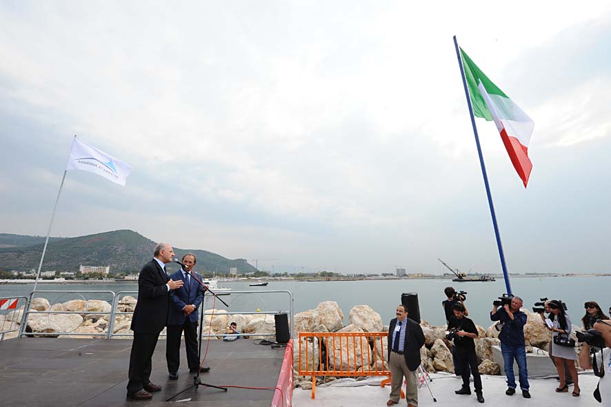   Marina d'Arechi: Cerimonia dell'Alzabandiera con il sindaco Vincenzo De Luca e il presidente Agostino Gallozzi. Salerno, 27 Settembre 2011.
