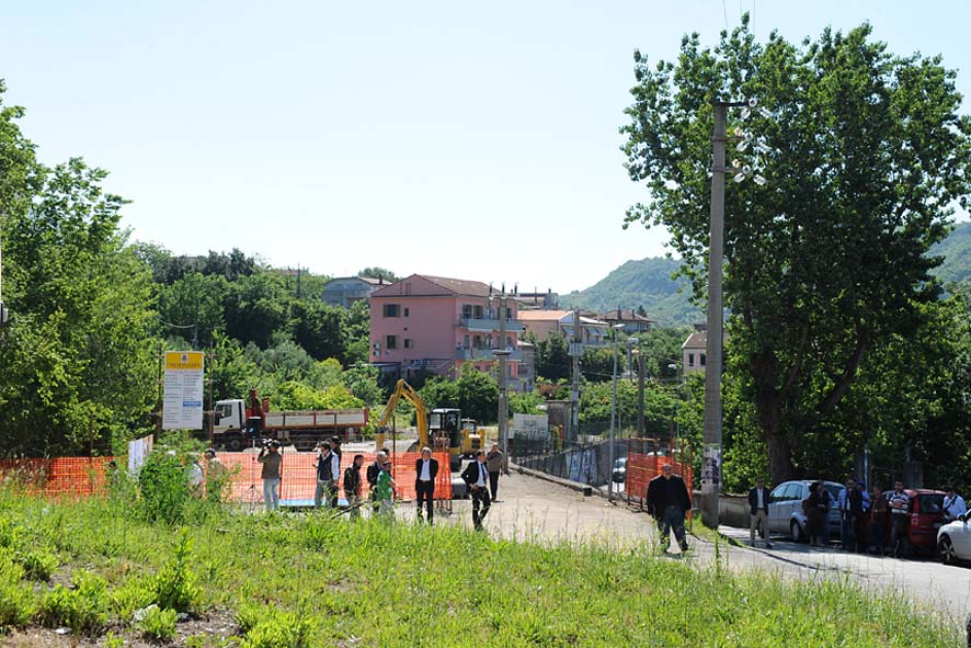   Il Sindaco di Salerno Vincenzo De Luca ha dato il via ai lavori di realizzazione della variante autostradale di Matierno. Salerno, 30 maggio 2011.

