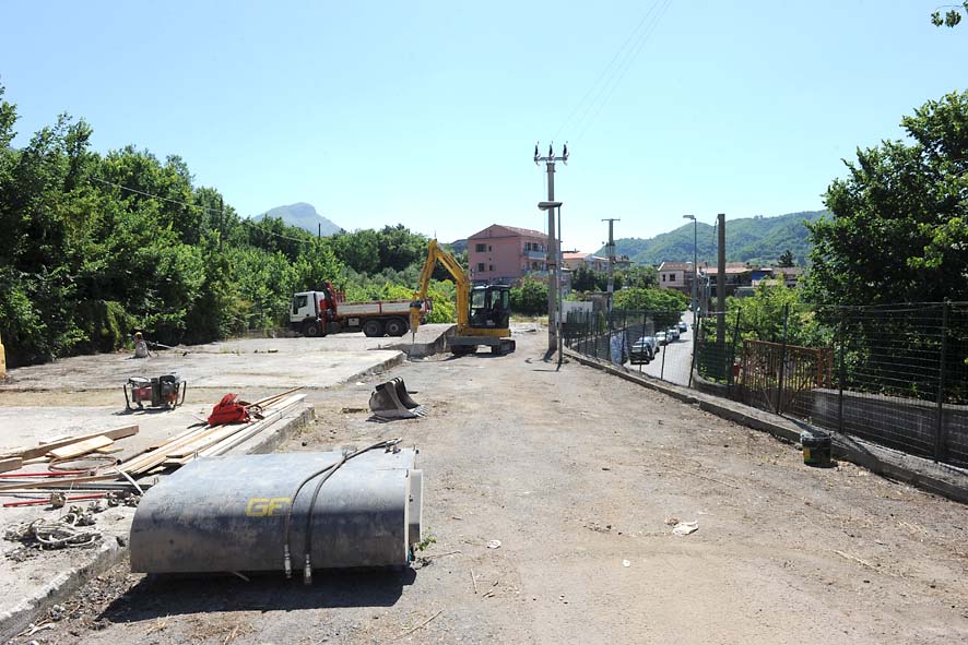   Il Sindaco di Salerno Vincenzo De Luca ha dato il via ai lavori di realizzazione della variante autostradale di Matierno. Salerno, 30 maggio 2011.
