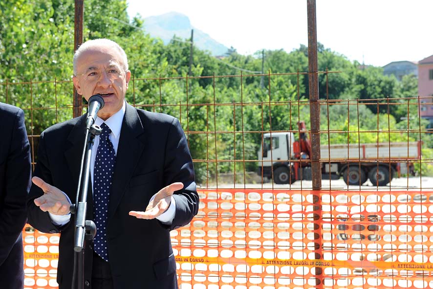   Il Sindaco di Salerno Vincenzo De Luca ha dato il via ai lavori di realizzazione della variante autostradale di Matierno. Salerno, 30 maggio 2011.
