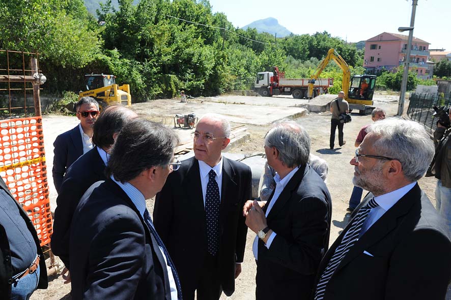   Il Sindaco di Salerno Vincenzo De Luca ha dato il via ai lavori di realizzazione della variante autostradale di Matierno. Salerno, 30 maggio 2011.
