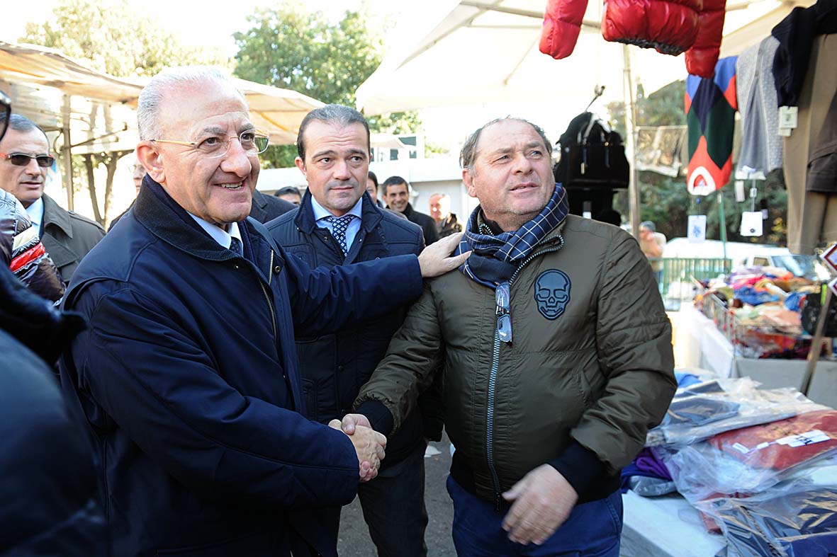   Il Sindaco De Luca in visita ai mercatini rionali della zona orientale
