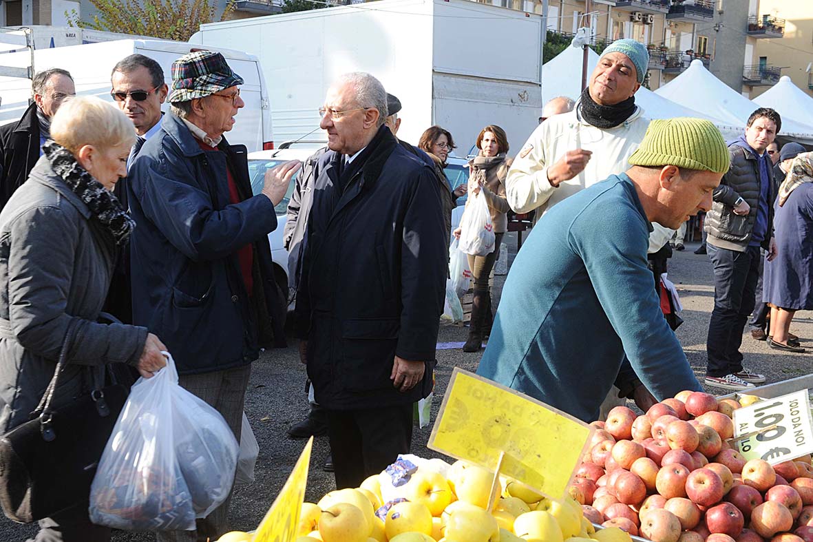   Il Sindaco De Luca in visita ai mercatini rionali della zona orientale
